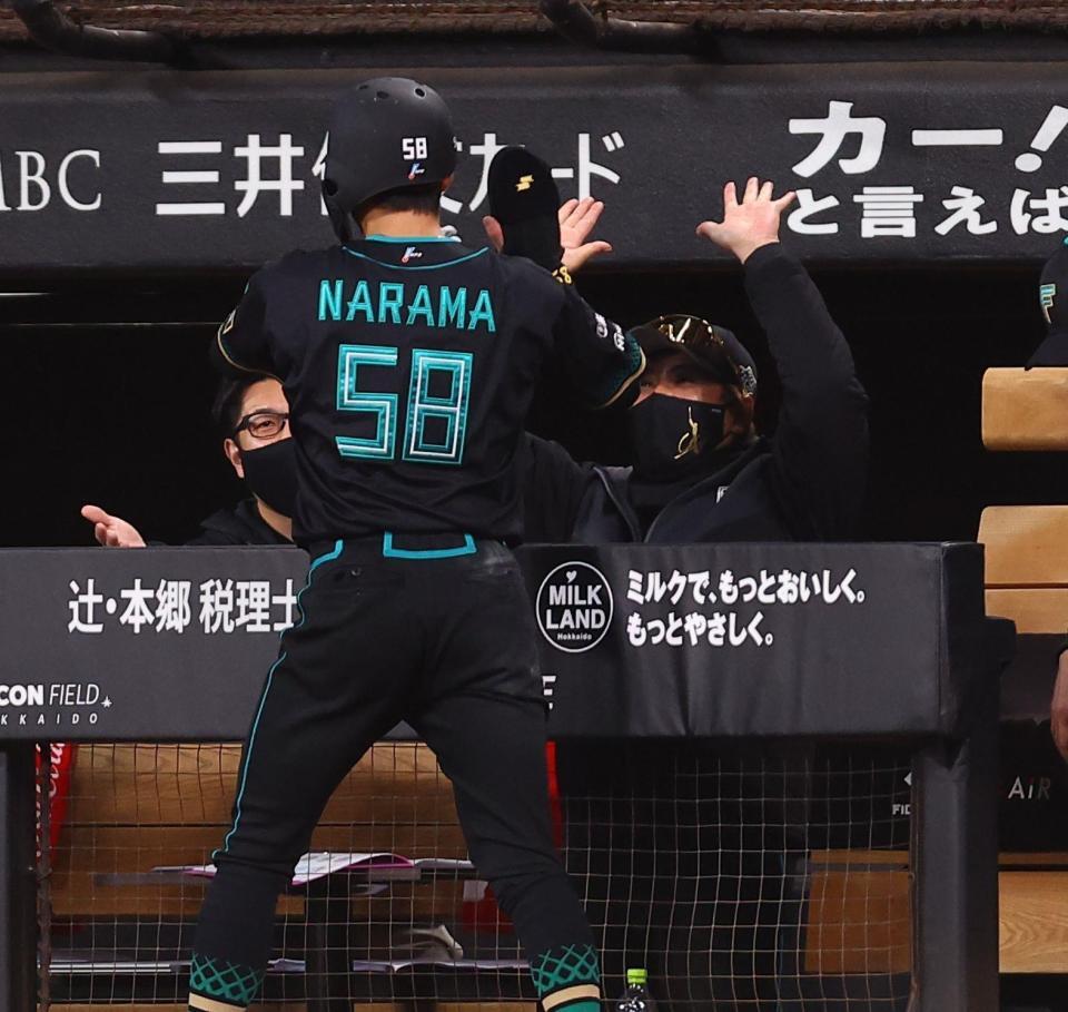 ４回、打者・水野の適時打で生還した奈良間（５８）を迎える新庄監督（撮影・中島達哉）