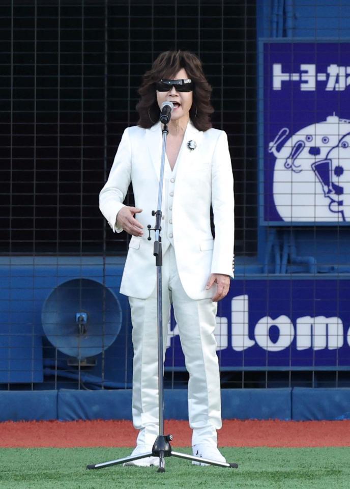 試合前、国歌独唱をする龍玄とし（撮影・伊藤笙子）