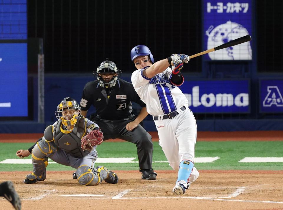 ７回、三塁へ適時内野安打を放つ牧（撮影・伊藤笙子）