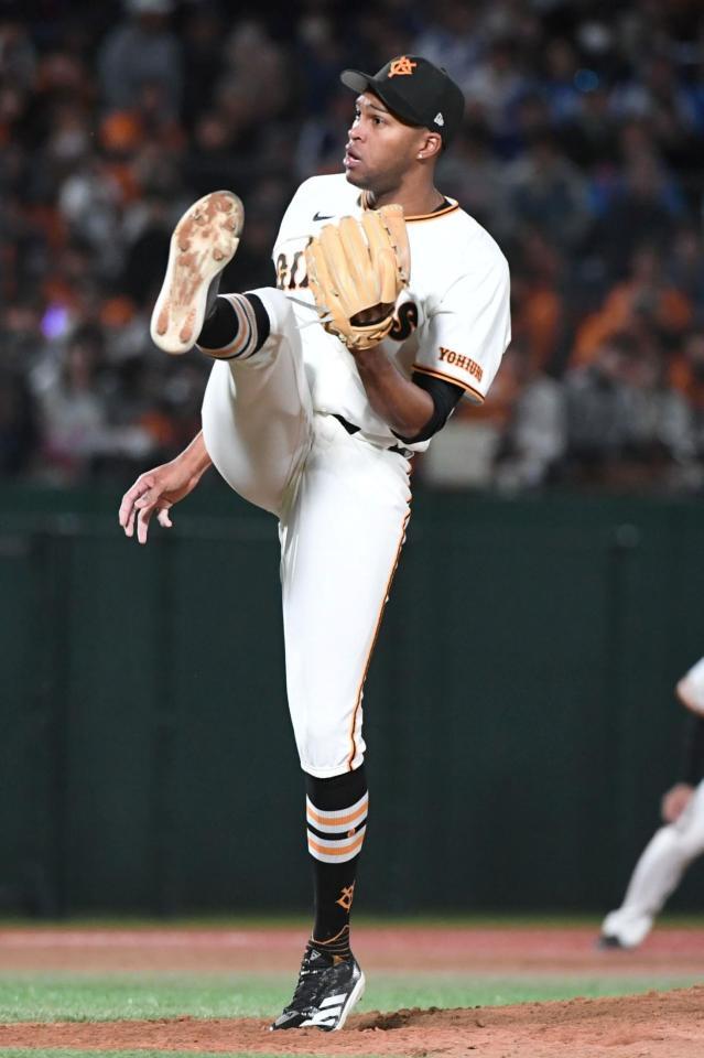 ６セーブ目を挙げたマルティネス（撮影・佐藤厚）