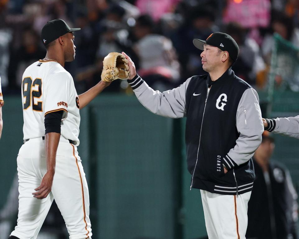 中日に勝利し、マルティネス（左）とタッチを交わす阿部監督