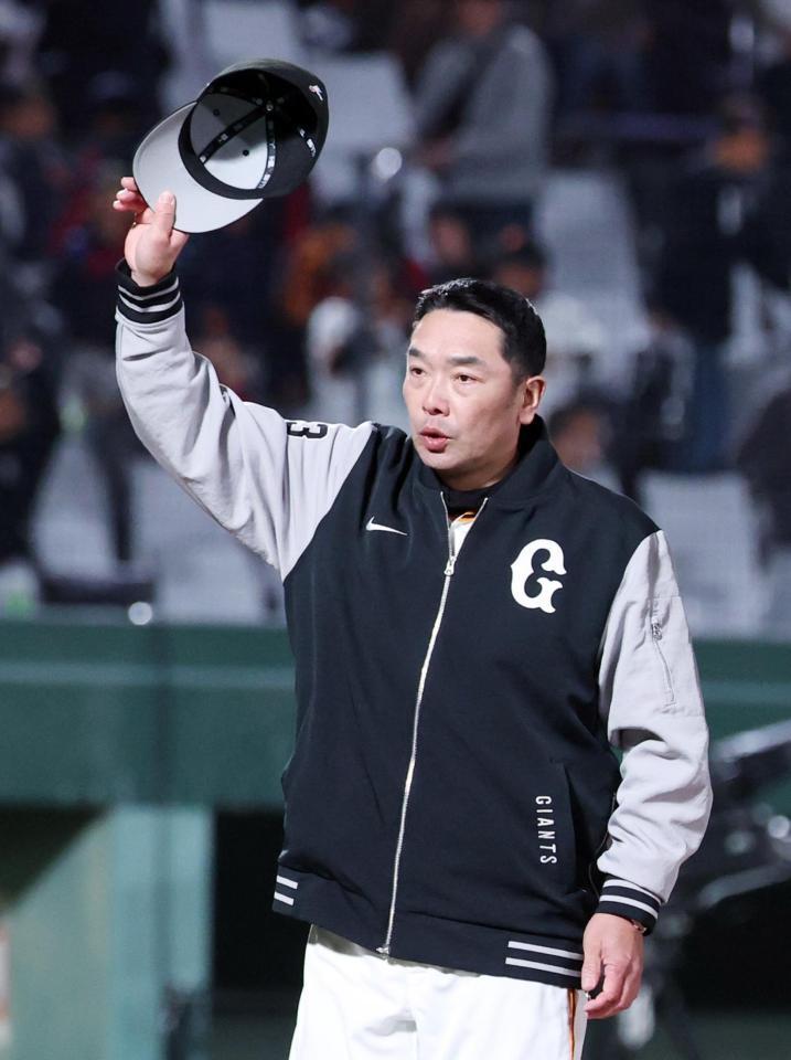中日に勝利し、ファンの声援に応える阿部監督