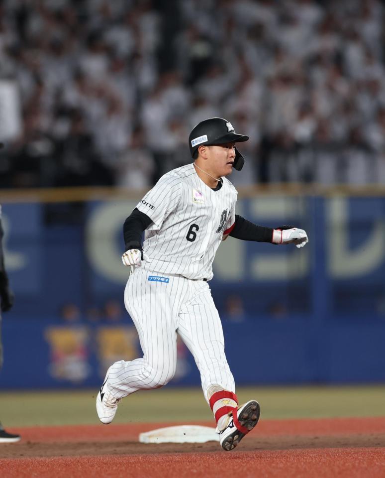 ６回、勝ち越し２点二塁打を放った西川（撮影・金田祐二）