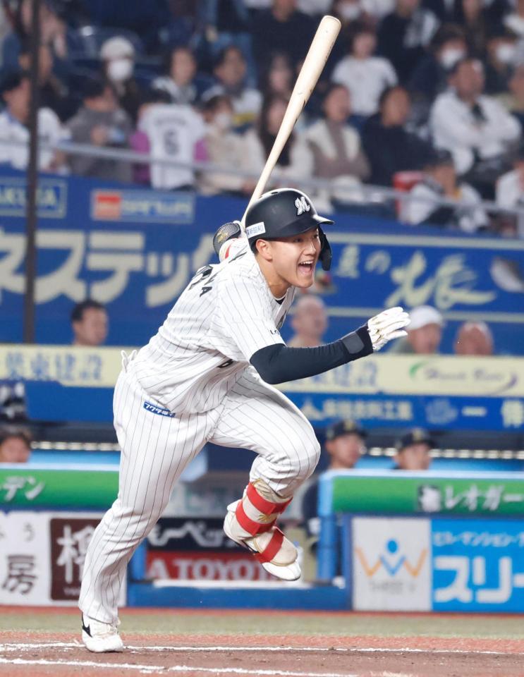 ６回、西川が右翼線に２点二塁打を放つ