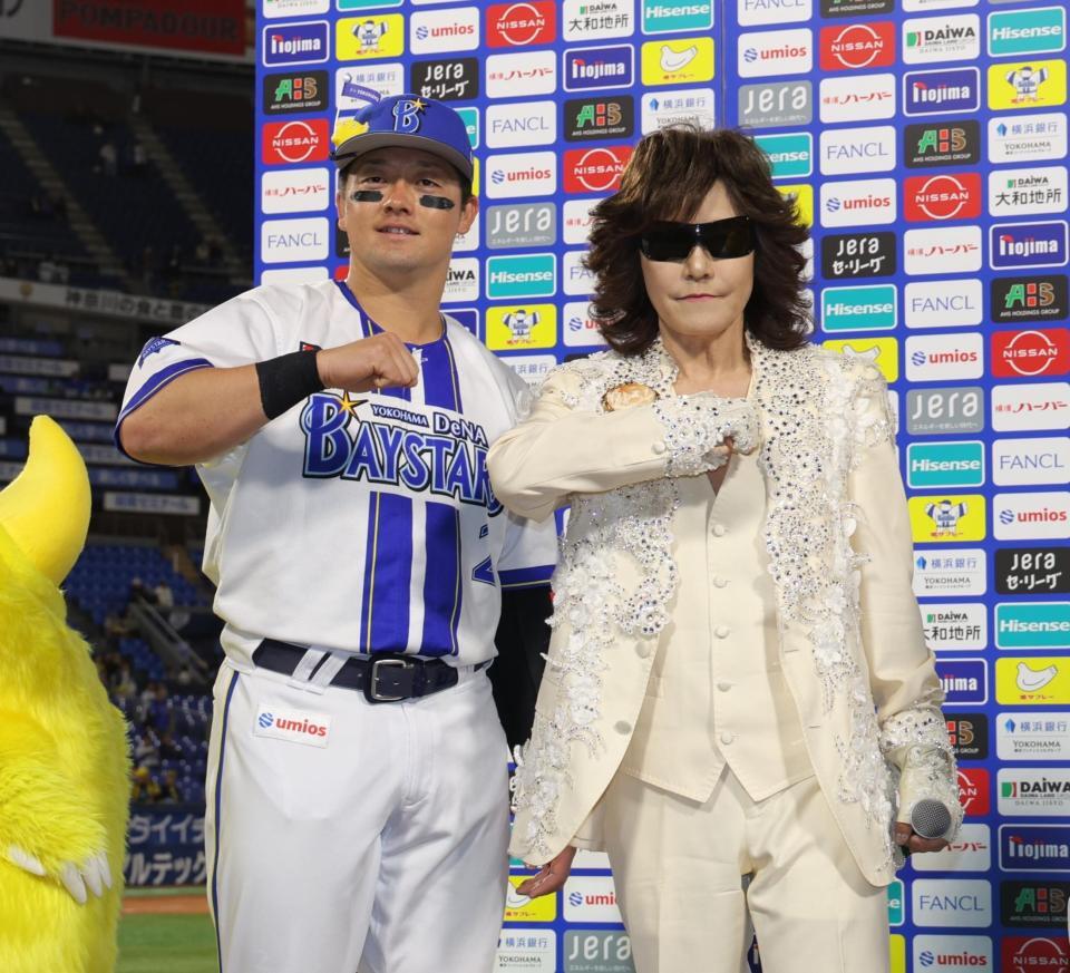 龍玄とし（右）とデスターシャを決める牧（撮影・西岡正）