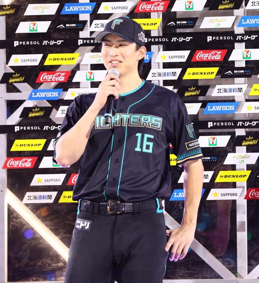 お立ち台で笑顔を見せる達（撮影・中島達哉）