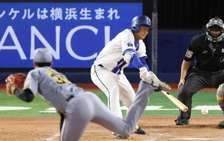 　５回、勝ち越しとなる適時打を放つ勝又