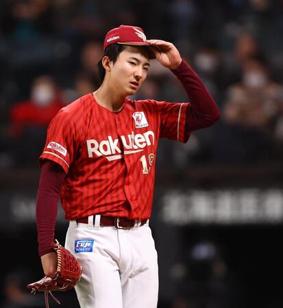 ４回、勝ち越しを許し、肩を落としながらベンチに下がる荘司（撮影・中島達哉）