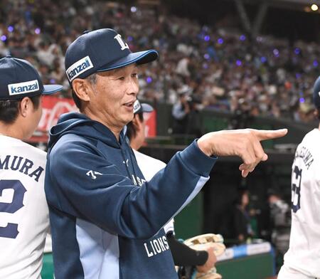 ナインに指をさして迎える西口監督（撮影・園田高夫）