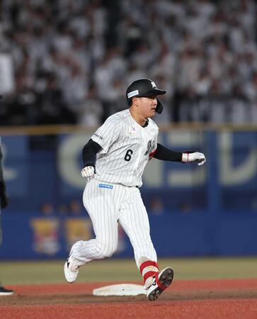 　６回、決勝２点二塁打を放った西川（撮影・金田祐二）