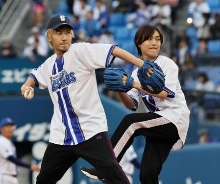 セレモニアルピッチで投げるＴｈｉｓ　ｉｓ　ＬＡＳＴの菊池陽報（右）と鹿又輝直（撮影・田中太一）