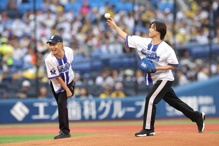 セレモニアルピッチをするＴｈｉｓ　ｉｓ　ＬＡＳＴの鹿又輝直（左）と菊池陽報（撮影・西岡正）