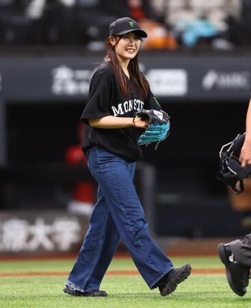 始球式を務める村瀬心椛（撮影・中島達哉）