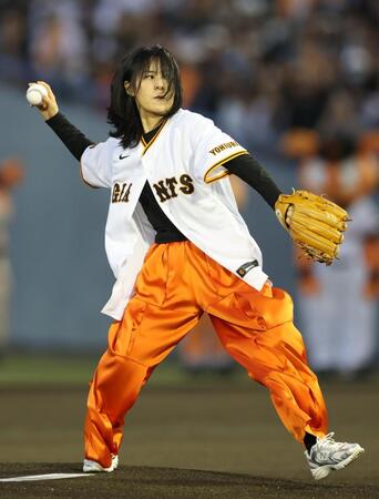 セレモニアルピッチを務める井森美幸