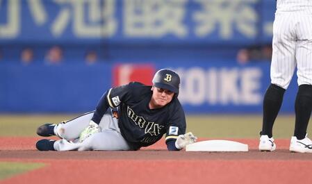 １回、右越え二塁打を放ち二塁ベースを回ったところで足を負傷した大城（撮影・開出牧）