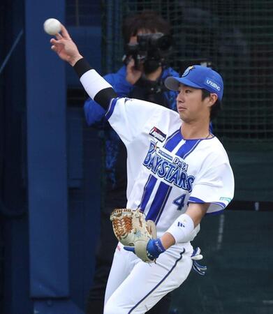 試合前、キャッチボールをする度会（撮影・伊藤笙子）