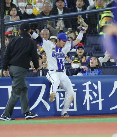 ４回、坂本の三邪飛を捕球する度会（撮影・西岡正）