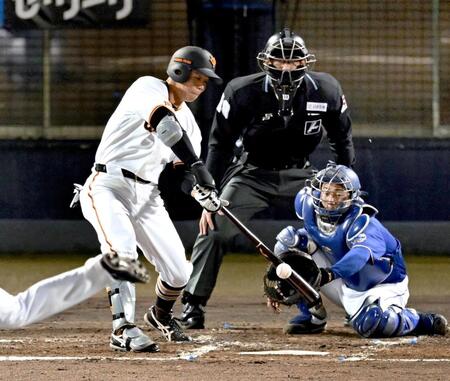 ２回、佐々木が右前に先制打を放つ