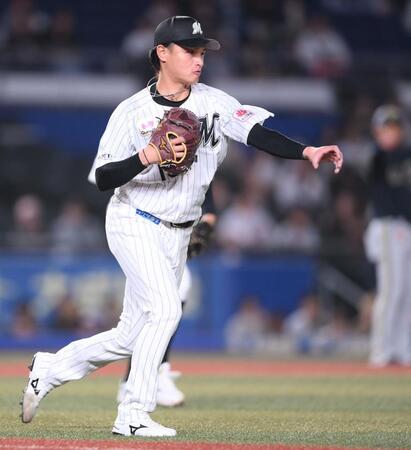 ５回、若月の送りバントの処理で一塁へ悪送球する毛利（撮影・開出牧）