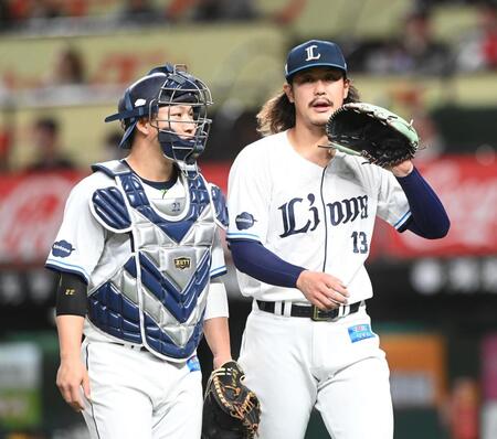 ２回、古賀悠（左）と言葉をかわす高橋光（撮影・園田高夫）