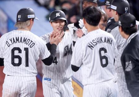 ２回、先制のセーフティスクイズを決めナインとタッチを交わす友杉（左から２人目）＝撮影・開出牧