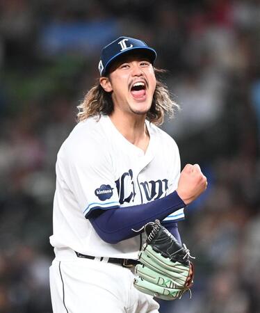 ３年ぶり完投勝利を挙げガッツポーズをする高橋光（撮影・園田高夫）