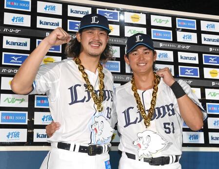 打のヒーローの西川（右）とポーズをとる高橋光（撮影・園田高夫）