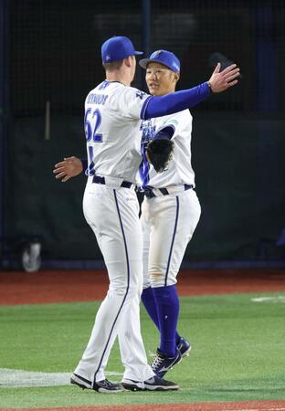 ８回、前川の打球を好捕し、レイノルズ（左）と抱き合う京田（撮影・伊藤笙子）