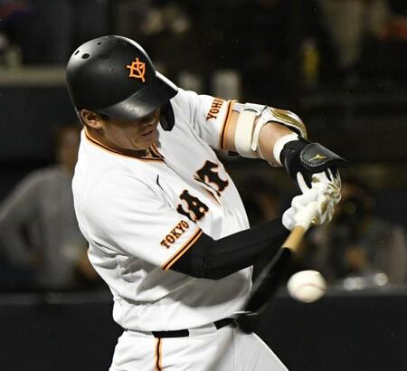 ２回、石塚は右越えに２点適時三塁打を放つ（撮影・佐藤厚）