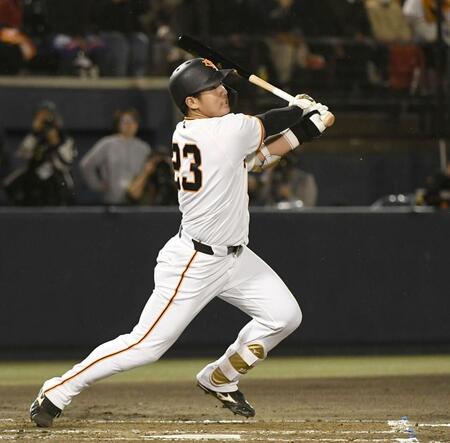 ２回、石塚は右越えに２点適時三塁打を放つ（撮影・佐藤厚）