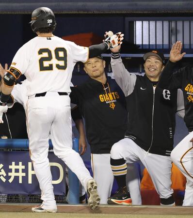 ７回、本塁打を放ち生還したダルベック（左）を笑顔で迎える阿部監督