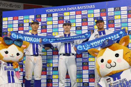 お立ち台でポーズを決める（左から）京田、佐野、勝又（撮影・西岡正）