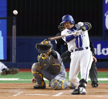 ６回、右犠飛を放つ宮崎（撮影・伊藤笙子）