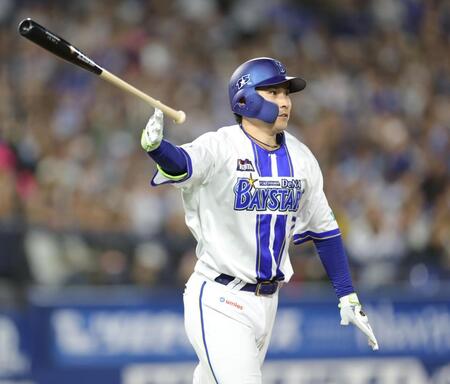 ３回、同点ソロを放ち、バットを放り投げる佐野（撮影・西岡正）