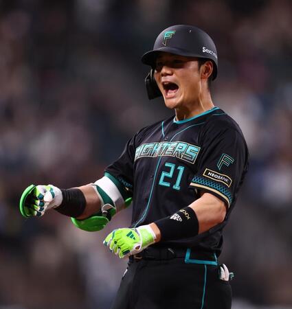 ８回、同点適時打を放ち、雄たけびを上げる清宮幸撮影・中島達哉）