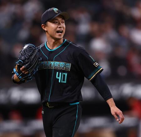 １０回を抑え、ベンチに戻る島本（撮影・中島達哉）