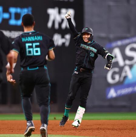 １０回、サヨナラ打を放ち、指を突き上げる奈良間（右）＝撮影・中島達哉