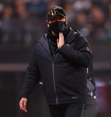 ６回終了後、選手交代を告げる新庄監督（撮影・中島達哉）