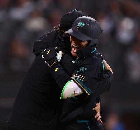 １０回、サヨナラ打を放ち、新庄監督（左）と抱き合う奈良間（撮影・中島達哉）