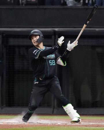 　１０回日本ハム２死二、三塁、奈良間が左翼線にサヨナラ打を放つ＝エスコンフィールド