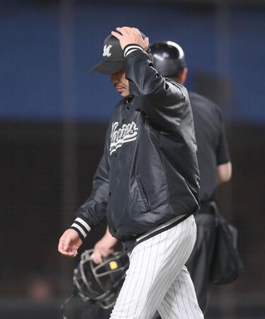 ５回、投手交代を告げたサブロー監督（撮影・開出牧）