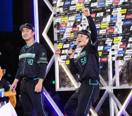 お立ち台で喜びを爆発させる奈良間（左は島本）＝撮影・中島達哉