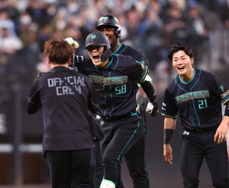 １０回、サヨナラ打を放ち、喜びを爆発させる奈良間（中央）＝撮影・中島達哉