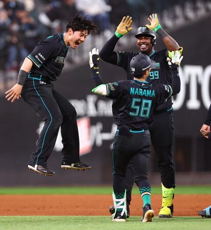 １０回、サヨナラ打を放ち、ナインから手荒く祝福される奈良間（５８）＝撮影・中島達哉