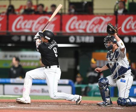 ３回、空振り三振に倒れた柳田（捕手・古賀悠）＝撮影・園田高夫