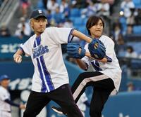 セレモニアルピッチで投げるＴｈｉｓ　ｉｓ　ＬＡＳＴの菊池陽報（右）と鹿又輝直（撮影・田中太一）