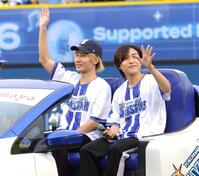 セレモニアルピッチに登場するＴｈｉｓ　ｉｓ　ＬＡＳＴの鹿又輝直（左）と菊池陽報（撮影・西岡正）