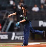 始球式を務める村瀬心椛（撮影・中島達哉）