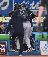 １回、右越え二塁打を放ち二塁ベースを回ったところで足を負傷しベンチへ引き揚げる大城（１０）＝撮影・開出牧