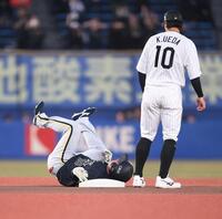 １回、右越え二塁打を放つが、二塁ベースを回ったところで足を負傷し転倒する大城（左）。右は上田（撮影・開出牧）